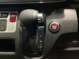 CVT車のセレクトレバーです。低速から高速まで、変速ショックのないスムーズな走りを実現するとともに、エンジン効率のよい領域を維持することで燃費にも貢献します。