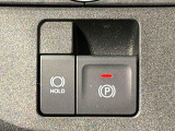 指先だけで簡単に操作が可能な電動パーキングブレーキを採用。「HOLD」スイッチを押すと、渋滞や信号待ちなどでブレーキペダルから足を離しても、ブレーキを保持するので安心です