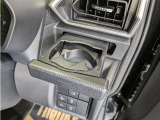 便利なカップホルダーを装備しています。 缶ジュースを開けて運転していると振動で倒れないかヒヤヒヤ、意外と置き場に困るもの。 意外に重要な装備ですね。