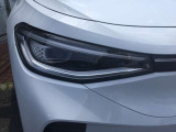 フロントカメラで対向車や先行車を検知し、マトリックスモジュールに搭載された片側 22 個の LED を個別に点灯・消灯の制御をすることで、最適な配光を可能とした最新のヘッドライトシステムです。
