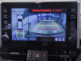 パノラミックビューモニター付きです。車両を上から見たような映像をディスプレイ画面上に表示。運転席からの目視だけでは見にくい、車両周辺の状況をリアルタイムでしっかり確認できます。