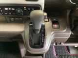 CVT車のセレクトレバーです。低速から高速まで、変速ショックのないスムーズな走りと、エンジン効率のよい領域を維持して燃費にも貢献します。サイドブレーキはスイッチ操作の電子制御パーキングブレーキです。