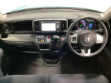 車内は光触媒抗菌消臭施工済です。インパネ周りはスタイリッシュなデザインです。グローブボックスやカップホルダーのほかにトレーなどたくさんの収納スペースが付いています。