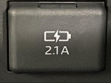 【アクセサリーソケット(電源ソケット)】電源からケーブルをつなげば、スマートフォンなどの電子機器の充電などを行うことができます!ゲーム機器や、カメラの充電にも便利ですね。