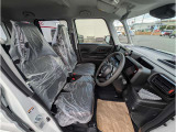 前席は人気のベンチシートタイプなので運転席、助手席の行き来が楽々です☆