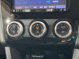 【オートエアコン】一度お好みの温度に設定すれば、車内の温度を検知し風量や温度を自動で調整。暑い…寒い…と何度もスイッチ操作をする必要はありません。快適な車内空間には必須の機能ですね♪