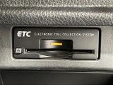 【ETC】有料道路を利用する際に料金所で停止することなく通過できる、ETC車載器(ノンストップ自動料金収受システム機器)が装備されています。セットアップを行うことで利用可能になります。