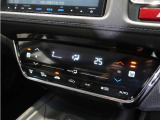 【オートエアコン】温度を設定すれば自動で快適な車内温度を保ちます。エアコン内部の高性能脱臭フィルターで車内のアレルゲンや花粉を除去。
