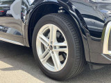 19インチ純正アルミホイール装備 全車両に標準装備の純正アルミホイールは、純正ならではのバランスの良いデザインと、走行安定性をお楽しみ頂けます。