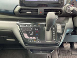 シフトノブの位置がステアリングに近くて、運転しやすいですよ♪♪オートエアコンはもちろん、シートヒーターも完備してあり冬でも快適です☆