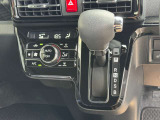 エアコンはオートエアコンです(^-^)温度調節も細かくできるので車内を快適な温度にできますよ(*^^*)人気の装備です☆