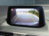 360度モニター搭載車ですので、低速時での不安を解消してくれます。この写真は右側はバックカメラですが、前進時にはフロントカメラにもなりますので歩行者や縁石なども確認することが可能です。
