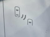 【ブラインドスポットモニター】走行中、ドアミラーの死角になりやすい箇所に後続車が接近するとサイドミラーのレンズに警告を表示!ドライバーに注意喚起をしてくれます。