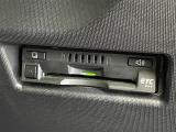 【ETC】有料道路を利用する際に料金所で停止することなく通過できる、ETC車載器(ノンストップ自動料金収受システム機器)が装備されています。セットアップを行うことで利用可能になります。