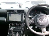 【運転席・インパネまわり】ハンドル・シート・フロアーなど隅々までプロによるクリーニング済み☆彡キレイな車内でドライブが一層快適にお楽しみいただけます!!