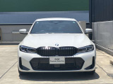 【BMWの伝統】BMWの特徴的な“キドニーグリル”は、80年以上続く伝統の形でございます。変わらないこだわりのデザインが、プレミアムブランド“BMW”を創り出します。