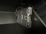 【ETC】有料道路を利用する際に料金所で停止することなく通過できる、ETC車載器(ノンストップ自動料金収受システム機器)が装備されています。セットアップを行うことで利用可能になります。