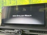 【メーカー12.3型ナビ】インテリアに溶け込むスタイリッシュな「専用設計」メーカーナビを装備♪視認性や操作性など基本性能にも優れ、より上質なカーライフをお楽しみいただけます。