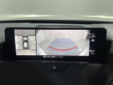 【360°ビュー・モニター】まるでクルマを真上から見下ろしたかのような視点で駐車をサポートします!クルマの斜め後ろや真横など、前後左右の4つのカメラの映像が合成されて、モニターに映し出されます。
