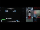 コーナーセンサーを車の前後に装備。障害物までの距離に応じて警告音を変えてお知らせ。縦列駐車時や駐車場・車庫などでの取り回しをサポートします。詳細は販売店スタッフまでおたずねください。
