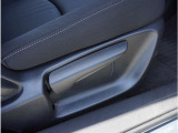 運転席シートリフター!ご自分の好きなシートポジションが取れるので運転が楽しくなりますし疲れにくいです。