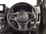 【ハンドル】運転にかかわる様々な操作を安全に行えるように視点移動が少なく操作性に配慮されたスイッチ類が凝縮されたコックピットです。