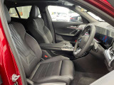 長時間の運転でも疲れにくく、オーナー様の事だけを考えて作成したBMWならではのとっておきのシートです。