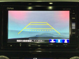 【バックカメラ】運転が苦手な方も車庫入れラクラクです!ギアをリバースに入れれば自動的に切り換わりますので、面倒な操作は不要です♪狭い駐車場もお車を傷つけず安心ですね!