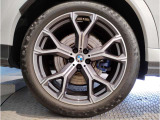 【BMWアロイホイル】軽量かつ強度に拘ったアロイホイル。走行性能ポテンシャルを引き出す設計。車の足元を引き締めてくれる大きなポイントはアロイホイルです。