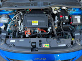 高効率電動モーターは出力100kwトルク260Nm(カタログ値)を発揮。発進時から最大のトルクを発生するモーターの特性により俊敏でスムーズな加速を楽しめます。