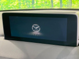 【マツダコネクト】車内の雰囲気にマッチした一体型タイプのディスプレイ。各種車輌設定やBluetooth再生等、様々な機能が楽しめます。専用SDカードのご購入で、ナビ機能も使用出来ます。