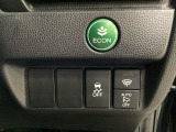 VSA装備車です。VSAはドライバーの操作と車の動きを見守っています。もし車の挙動が乱れたとき、4輪別々にブレーキをかけたり、エンジンパワーをしぼることによって車を安定させます。