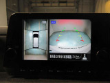 上から丸見え!アラウンドビューカメラです。お車の周りを写します。もちろん後退時には右画面に大きく表示します。