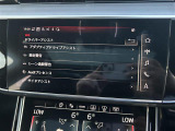 マットブラックにホワイトのLIBERALAのロゴの建物と看板が目印です。