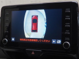 パノラミックビューモニター付きです。車両を上から見たような映像をディスプレイオーディオ画面に表示。運転席からの目視だけでは見にくい、車両周辺の状況をリアルタイムでしっかり確認できます。