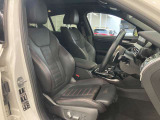 長時間の運転でも疲れにくく、オーナー様の事だけを考えて作成したBMWならではのとっておきのシートです。