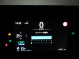 メーターも電気自動車専用。必要な情報をひと目で確認 バッテリの容量がありまだまだ安心して乗れます