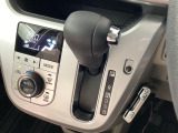 インパネシフトを採用しているので、前席の足元も広々としています。運転席と助手席の行き来もスムーズです!
