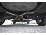 車両後方からの下回りです。マフラー防錆塗装や下回り防錆施工等も可能でございます。
