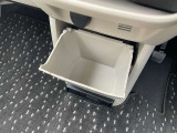 エアコン操作下部にちょっとした小物入れを装備♪ウェットティッシュ、タオルなど収納は色々!