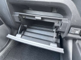 車検証などが収納できるグローブボックスも完備!