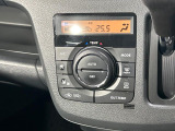 【オートエアコン】一度お好みの温度に設定すれば、車内の温度を検知し風量や温度を自動で調整。暑い…寒い…と何度もスイッチ操作をする必要はありません。快適な車内空間には必須の機能ですね♪