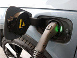 コンセントタイプ(3kW)やウォールボックスタイプ(6kW)の充電器を用いて、ご自宅で簡単充電。一般的な家庭用の200V交流充電ケーブルでは、約8時間で80%まで充電!1時間あたり7~14kmを走行できる電力を充電できます。