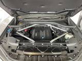 直列6気筒DOHCディーゼル。出力195kW〔265ps〕/4,000rpm(カタログ値)、トルク620Nm〔63.2kgm〕/2,000-2,500rpm(カタログ値)♪