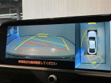 パノラミックビューモニターを装備。クルマを真上から見るように周囲を確認できます。機能の詳細は販売店スタッフまでおたずねください。