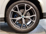 【BMWアロイホイル】軽量かつ強度に拘ったアロイホイル。走行性能ポテンシャルを引き出す設計。車の足元を引き締めてくれる大きなポイントはアロイホイルです。