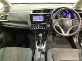 車内は光触媒抗菌消臭施工済です。スタイリッシュなデザインでスポーティなインパネ周りを演出します。グローブボックスやカップホルダーのほかにトレーなどたくさんの収納スペースが付いています。