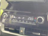 【オートエアコン】一度お好みの温度に設定すれば、車内の温度を検知し風量や温度を自動で調整。暑い…寒い…と何度もスイッチ操作をする必要はありません。快適な車内空間には必須の機能ですね♪