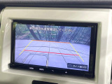 【バックカメラ】駐車時に後方がリアルタイム映像で確認できます。大型商業施設や立体駐車場での駐車時や、夜間のバック時に大活躍!運転スキルに関わらず、今や必須となった装備のひとつです!