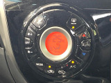 【オートエアコン】一度お好みの温度に設定すれば、車内の温度を検知し風量や温度を自動で調整。暑い…寒い…と何度もスイッチ操作をする必要はありません。快適な車内空間には必須の機能ですね♪